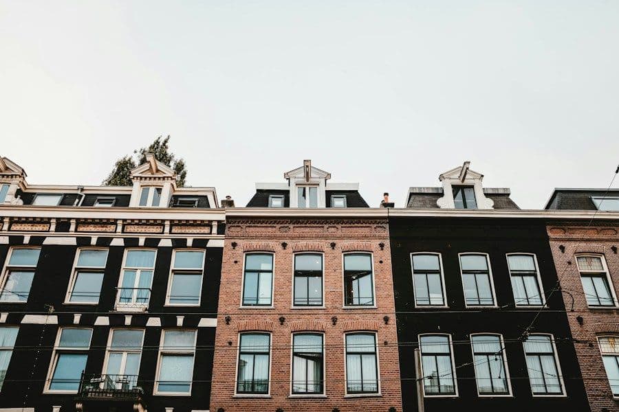 Rij bakstenen woonhuizen in een Nederlandse stad